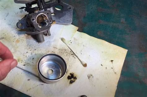 Lawn Mower Gas Pouring Out of Carburetor: Reasons。